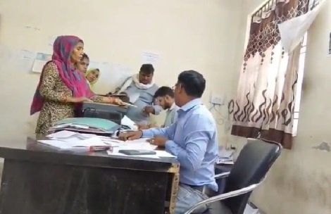 Lucknow: Corruption exposed in Municipal Corporation Zone-8, video of extortion from poor women for birth-death certificate goes viral