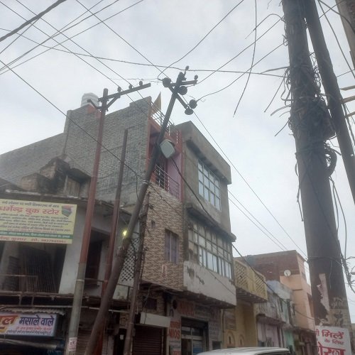 Hathras: Big danger looming due to negligence of electricity department, high tension pole bent on the road becomes a life threatening crisis