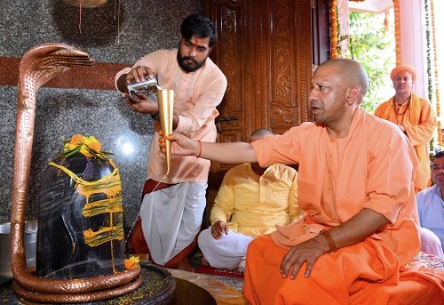 CM Yogi prayed for public welfare by performing Rudrabhishek