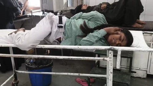 Student ate poisonous substance, widowed mother said with tears in her eyes: Husband is not there, daughter's life should be saved, teacher is accused of torture