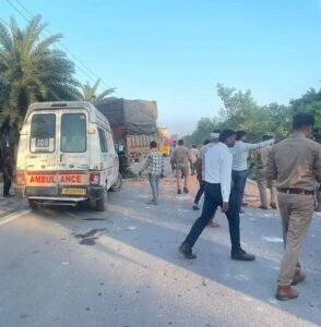 Lucknow: Truck collides with damaged dumper, one dead