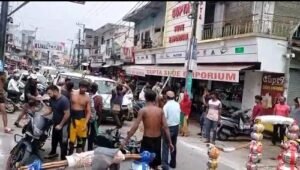 Muzaffarnagar: Kanwariyas got angry after bike collision, vandalized in front of police, video went viral