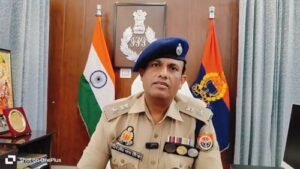 In Hathras, the husband stabbed his wife who was living with her lover repeatedly, the woman died and the lover and the husband's companion were injured