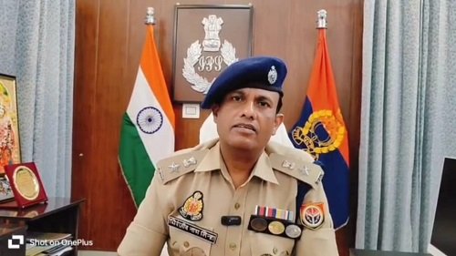 In Hathras, the husband stabbed his wife who was living with her lover repeatedly, the woman died and the lover and the husband's companion were injured