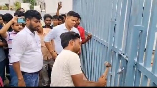 Lucknow: Parking of municipal corporation vehicles locked, sanitation workers sit on strike