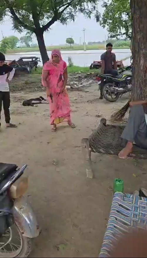 Hathras: Video of a woman brandishing an illegal gun goes viral, an innocent child was also targeted