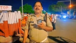 Ayodhya: Policeman accused of taking bribe, video goes viral