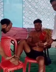 The administration also became a 'devotee' in Kanwar Seva - somewhere the Lekhpal massaged the feet, somewhere the teacher applied ointment