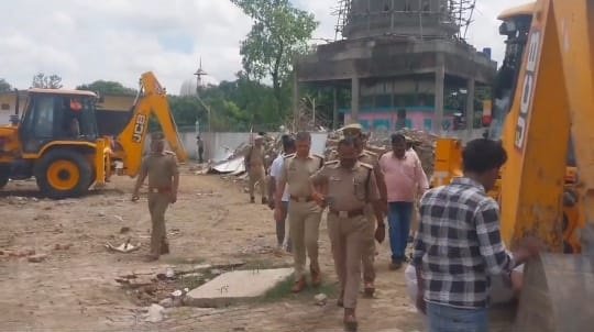 Balrampur: Yogi government's bulldozer roars on Chhangur Baba's illegal empire, action continues for the third day