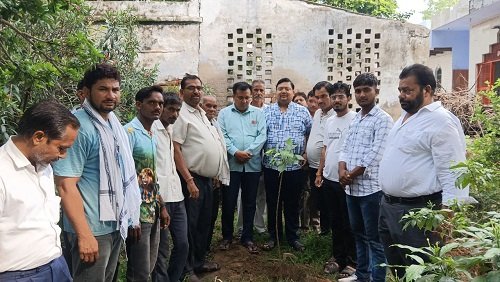 Mass tree plantation took place in Hathras under the campaign "One tree in the name of mother", hundreds of people planted trees in the memory of their mothers