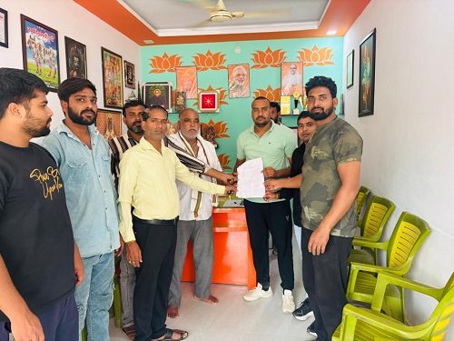 Lucknow: People's anger erupted over cleanliness and dirt in Mishrapur Depot of Jankipuram Ward 22