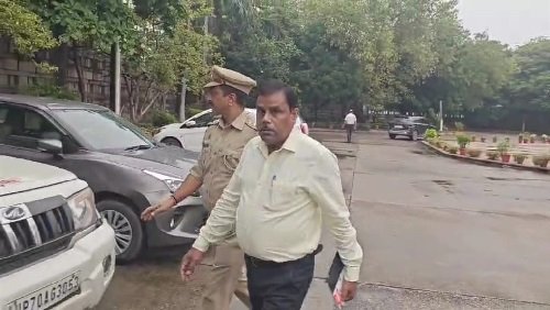 Lucknow: The officer who behaved indecently with a female employee was sent to the police station, Minister Asim Arun took strict action