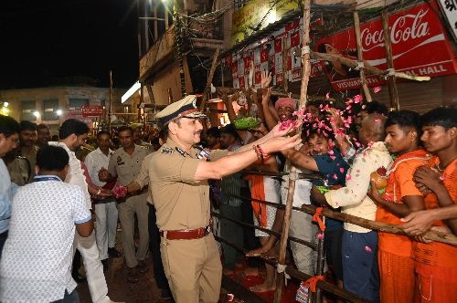 Police Commissioner, Commissionerate, Varanasi, Mohit Agarwal, District Magistrate Varanasi Satyendra Kumar, showered flowers on the devotees.