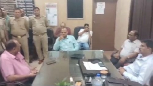 Kanpur: Former CMO Dr. Haridatt Nemi, who returned after being reinstated by the High Court, is sitting in the same office with the current CMO Dr. Udaynath on different chairs