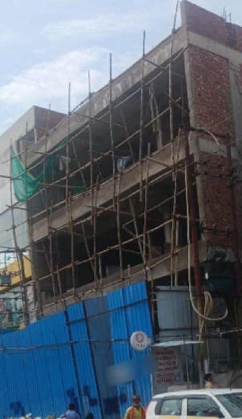 Serious allegations against LDA enforcement officers: 'Deal sealed', four-storey illegal construction continues