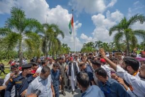 Akhilesh Yadav salutes the tricolor in Lucknow, says – Agniveer scheme should end, the country needs a strong army and farmers