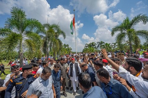 Akhilesh Yadav salutes the tricolor in Lucknow, says – Agniveer scheme should end, the country needs a strong army and farmers