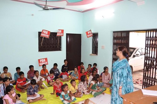 Lucknow: Despite the FIR, SP leader Pooja Shukla continued running PDA Pathshala on the 12th day, said – teaching children is not a crime