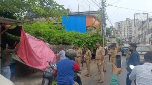 Lucknow Breaking News: Anti-encroachment drive in Hazratganj, encroachment being removed from road