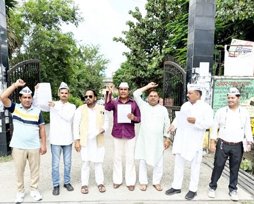 Aam Aadmi Party protests against black marketing of fertilizers, submits memorandum