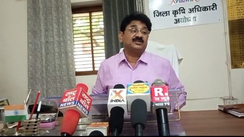 Ayodhya: Farmers are worried about urea fertilizer, after waiting in line for hours they are getting only one sack; Agriculture officer held the farmers responsible