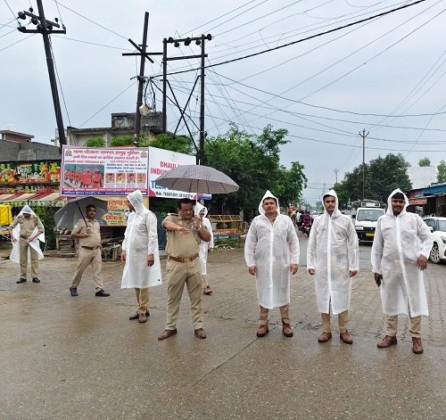 Hapur: Under the direction of Hapur SP, all police station in-charges remained on duty with their teams in the rain