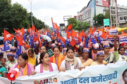 Apna Dal Kamerawadi's Mahila Manch organized a massive protest, MLA Dr. Pallavi Patel took to the streets with a large number of women