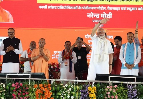 Varanasi: PM Modi inaugurated and laid the foundation stone of 52 projects worth 2183 crores in Kashi, gave a big gift to the farmers