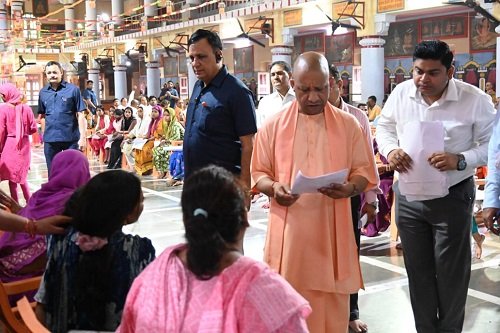 Gorakhpur: CM Yogi held Janta Darshan at Gorakhnath temple, listened to the problems of more than 200 people