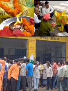 Ayodhya: SP staged a unique protest by performing aarti of fertilizer with farmers