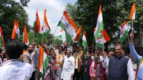 Journalists and social workers took out a grand Tiranga Yatra in Lucknow, patriotic slogans were raised