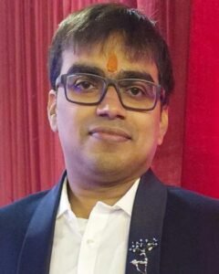 The body of a middle-aged man was found hanging from a noose in a closed house; neighbours informed the police after smelling a foul smell.