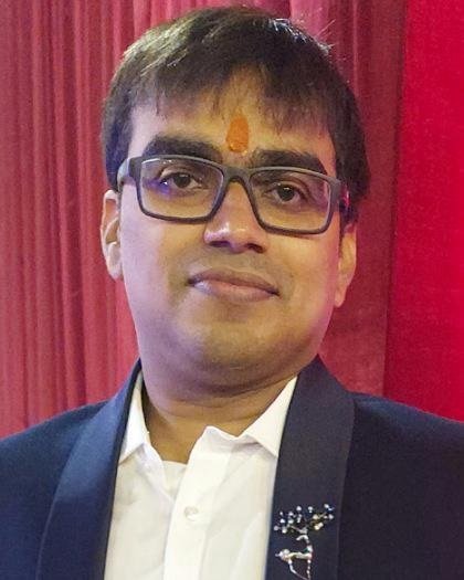 The body of a middle-aged man was found hanging from a noose in a closed house; neighbours informed the police after smelling a foul smell.