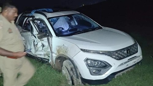 Horrific accident on Agra-Lucknow Expressway: Car accident due to drowsiness, painful death of GST officer