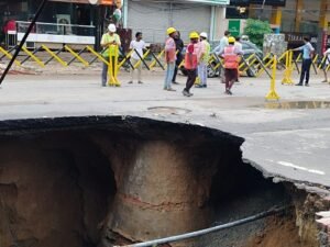 Lucknow: Road in Aliganj becomes underground, 20 feet deep pit created due to sewer leakage