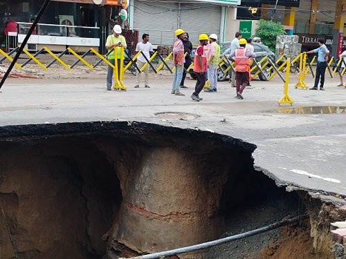 Lucknow: Road in Aliganj becomes underground, 20 feet deep pit created due to sewer leakage