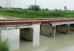 Part of canal bridge washed away in Amretha village of Unnao, villagers are facing a lot of trouble