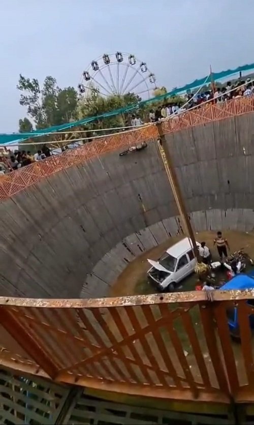 Maharajganj: Major accident in the 'well of death' in the fair, young man fell from the bike, the bike kept moving for hours