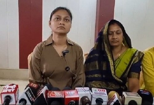 Pratapgarh: Press conference of wife and daughters of jailed BJP leader, serious allegations against police