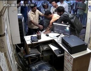 Agra: Accountant brutally beaten in the middle of the market, video goes viral, anger in the city