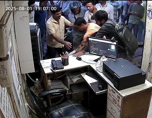 Agra: Accountant brutally beaten in the middle of the market, video goes viral, anger in the city