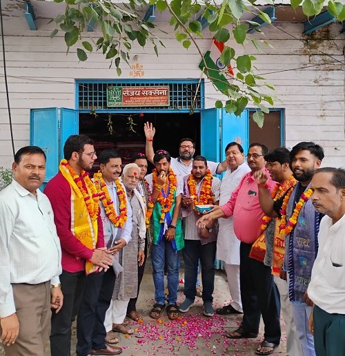 Introduction to schemes and confluence of workers – BJP camp being set up at Dauji fair