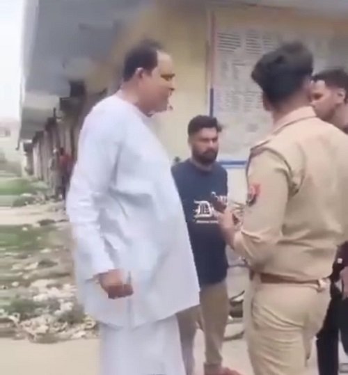 Ghaziabad: Bullying in the police post, police kept watching – Bully forcibly took away the youth from custody