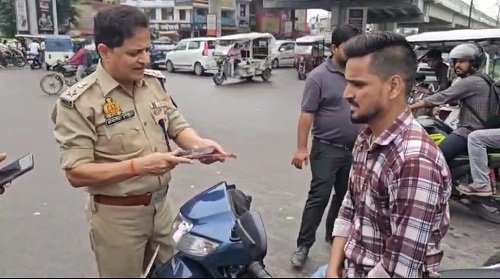 Lucknow: DCP Traffic inspects Munshi Pulia crossing, strictly instructs two-wheeler drivers to wear helmets