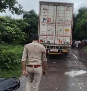 Lucknow: High speed truck hits bike rider in Bijnor, he died on the spot