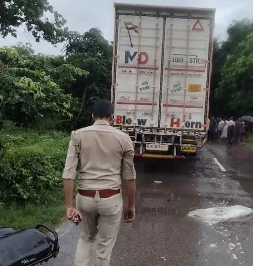 Lucknow: High speed truck hits bike rider in Bijnor, he died on the spot