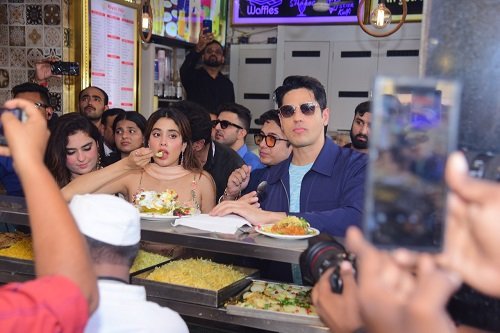 Lucknow: Siddharth Malhotra and Janhvi Kapoor reached for the promotion of the film 'Param Sundari', enjoyed the chaat of Lucknow
