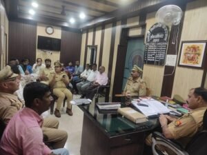 In Kaiserbagh, police station in-charge Anjani Kumar Mishra held a meeting with traders, there was an open discussion on regional problems