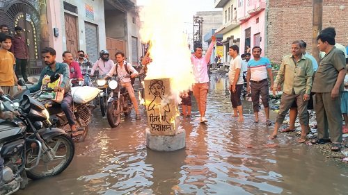 People are suffering due to the negligence of Hathras Nagar Palika – people's lives are drowning in broken roads and dirty water