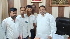 E-rickshaw auto union submitted a memorandum to Transport Minister Dayashankar Singh, demanding implementation of exemption in road tax for electric vehicles